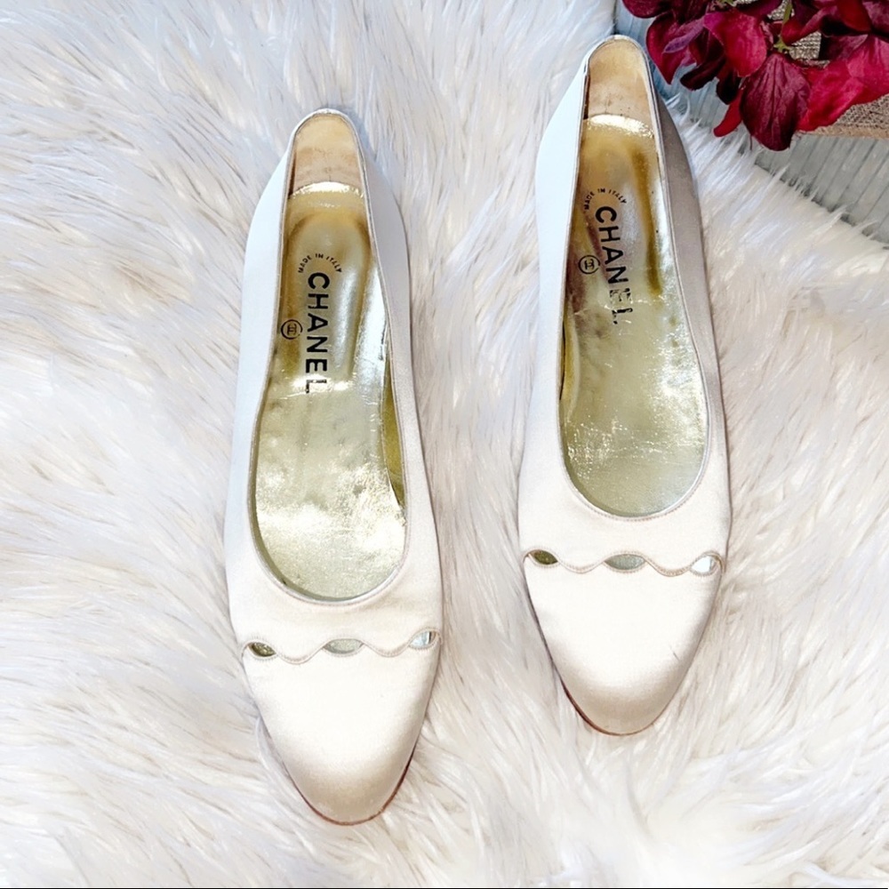 CHANEL Vintage Cream Satin Flat - Picture 2 of 10
